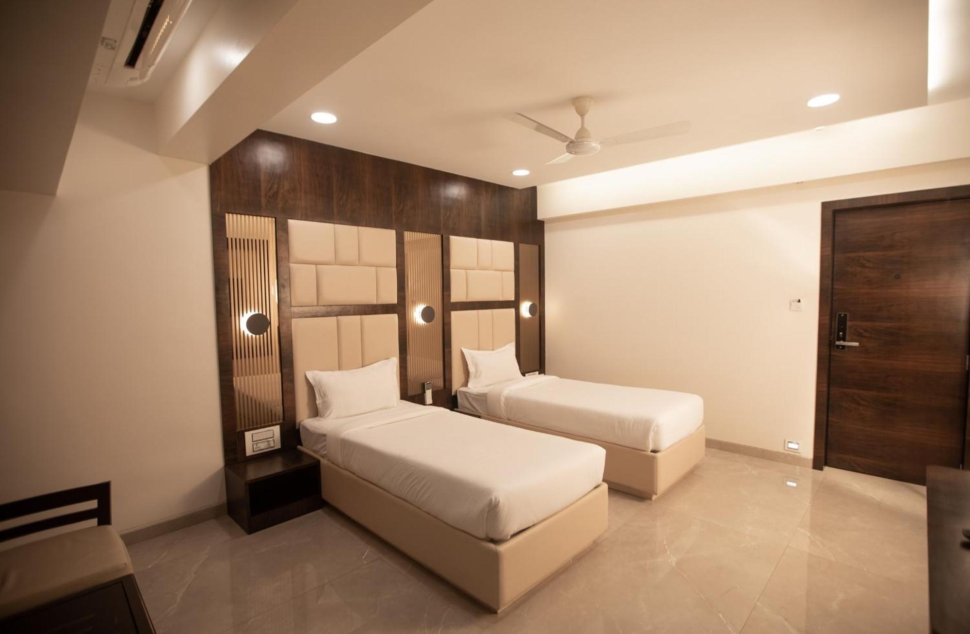 Hotel Naaz Executive Mumbai Exterior photo